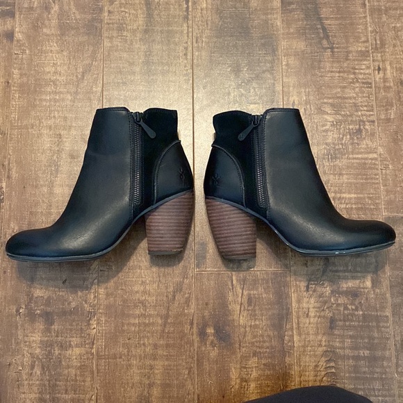 EMU Blumont Boot. Size 8. Leather & Suede. Side zip. Stacked heel. Barely worn. - Picture 12 of 12